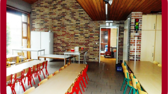 eetzaal van de Kouterschool waar vier tafels te zien zijn