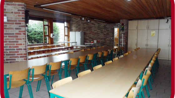 eetzaal van de Kouterschool waar twee tafels op te zien zijn