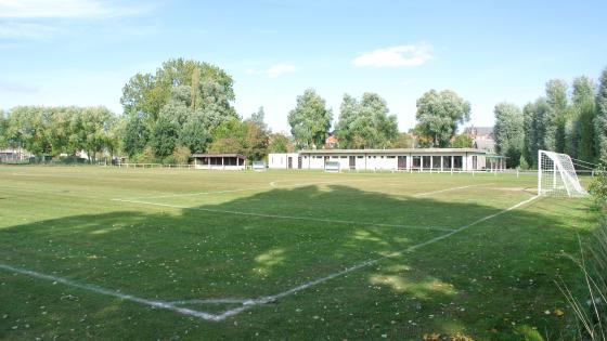 een foto van het voetbalveld van het Sportcentrum Sint-Denijs