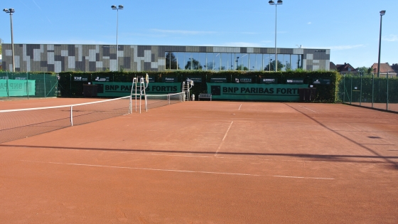 tennisveld met gebouw van het Gemeentelijk Tenniscentrum Zwevegem