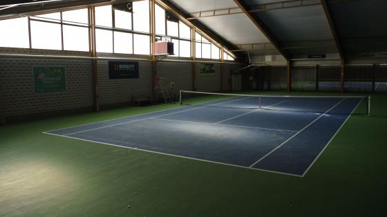 een foto van het indoor tennisveld van het Gemeentelijk Tenniscentrum Zwevegem