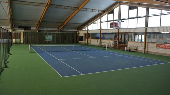 een foto van het indoor tennisveld van het Gemeentelijk Tenniscentrum Zwevegem