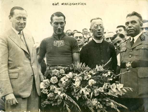 Marcel Kint met bloemen in de hand na een overwinning