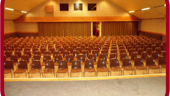 grote zaal met stoelen in het OC Malpertus Heestert