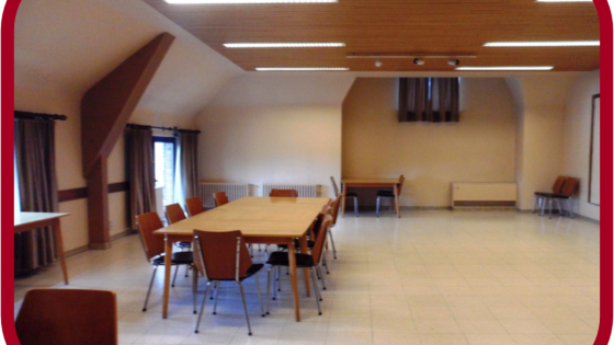 grote zaal met twee tafels in het OC Malpertus Heestert