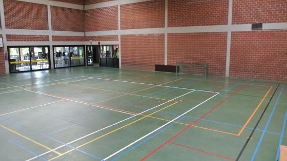 een foto van de sportzaal in OC De Spoele Otegem