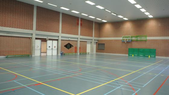 een foto van de zaal van de gemeentelijke sporthal in het Ontmoetingscentrum De Kappaert Zwevegem