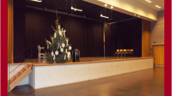 het podium in het ontmoetings centrum Ter Streye in Sint-Denijs