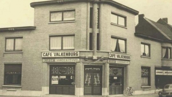 Een oude foto van café Valkenburg in Zwevegem