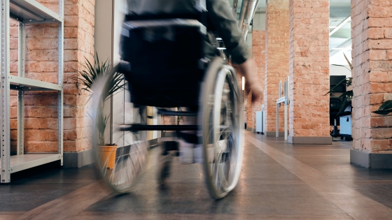 rolstoelgebruiker in een openbaar gebouw