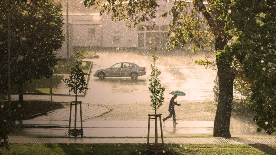 Straat met hevige wind en regenval
