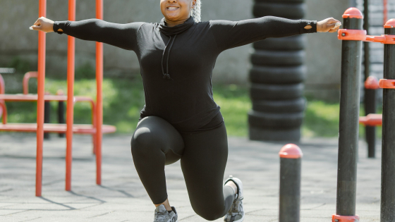 vrouw aan het sporten op een openbaar sportveld