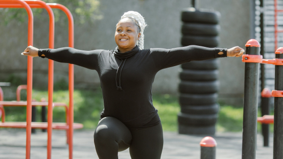 vrouw aan het sporten op een openbaar sportveld