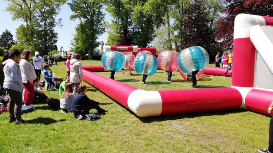 Bubble ball spelers op een grasveld