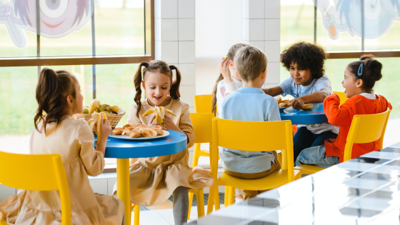 Kinderen aan het eten in de refter