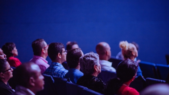 mensen in een theaterzaal aan het kijken naar een show
