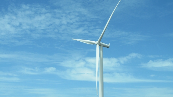Afbeelding van een windmolen met blauwe hemel