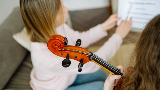 meisje die leert cello spelen