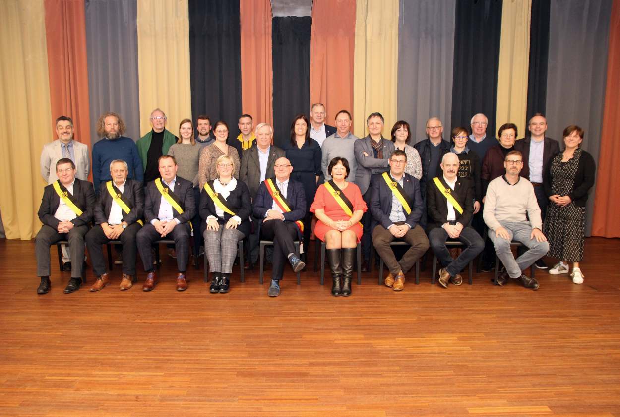 groepsfot van de Gemeenteraad van 2020 onder leiding van burgemeester Marc Doutreluingne