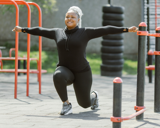 vrouw aan het sporten op een openbaar sportveld